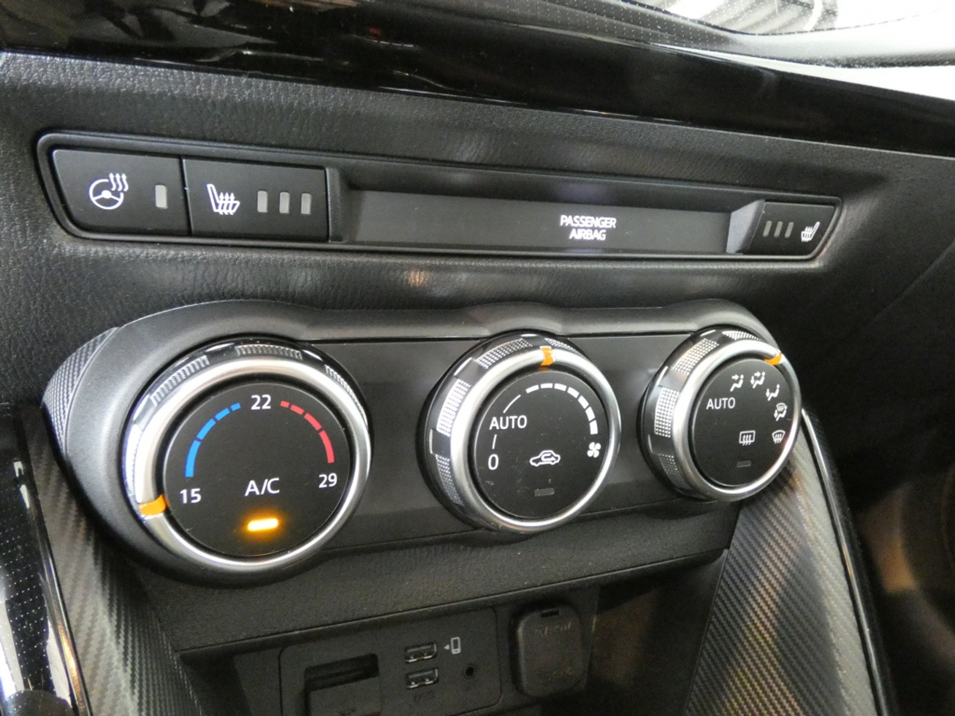 42189607-15.jpg